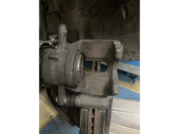 Puis remonter l’étrier sans oublier de remonter le flexible de frein et vérifier que le plaquette son bien monté