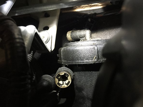 Débrancher les deux durites de carburant