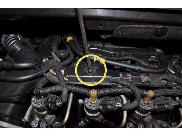 Utiliser une clé six pan de 8 mm pour déposer les 3 points de fixation du support du faisceau électrique