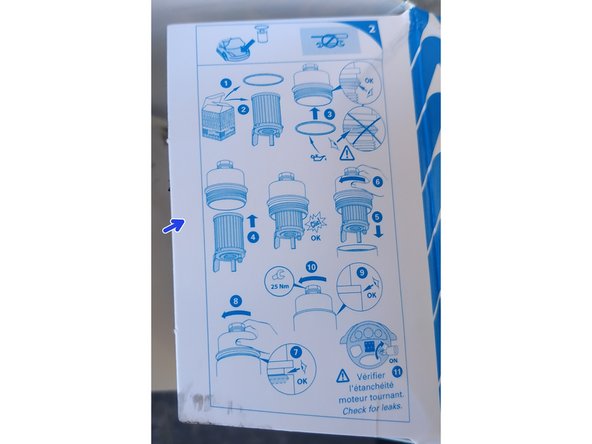 le fabricant du filtre préconise de rentrer le filtre dans la cloche et de visser le tout mais je trouve plus pratique d'installer le filtre et la cloche en 2 temps (voir étape suivante)