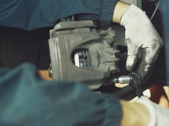 Resserrer les colonnettes de l'étrier à l'aide du cliquet de la douille de allen de 7 