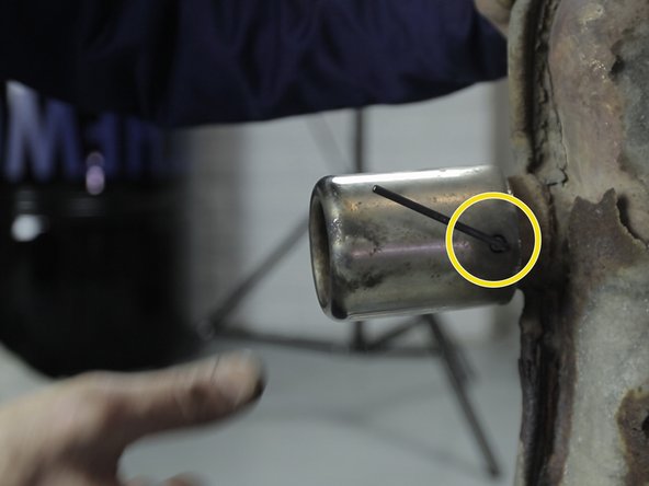 Certains silencieux ne possède pas l'embout sport, vous pouvez le récupérer sur l'ancien échappement et le placer sur le nouveau juste en retirant la vis le maintenant en place avec une clé allen