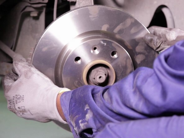 
Remove the new discs, aligning the mounting holes.
