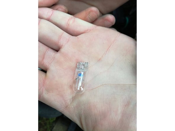 Comparer l’ancienne et la nouvelle et reposer  l'ampoule de le sens inverse de la dépose.