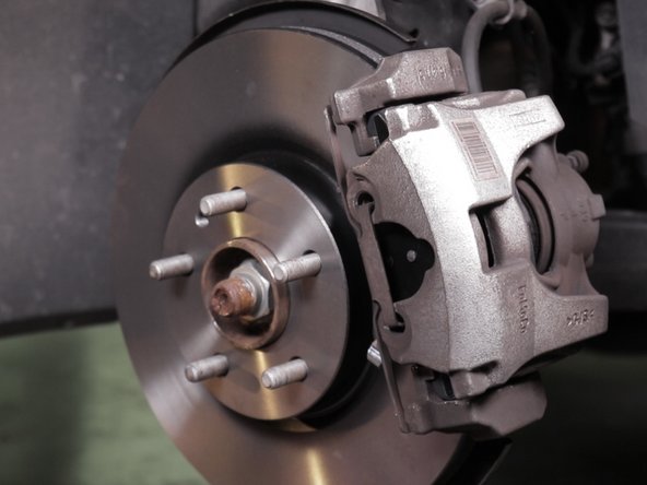 Reposer le ressort sur l'étrier en commençant par un côté