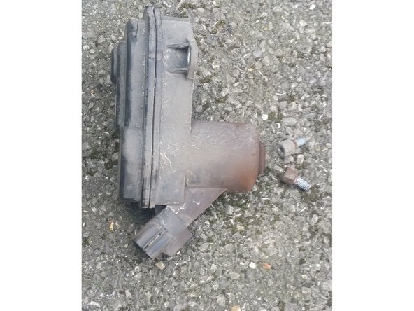 desserrer les 2 vis de fixation du moteur de frein de parking et le déposer