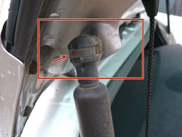 Reposer le nouveau vérin puis le clipser