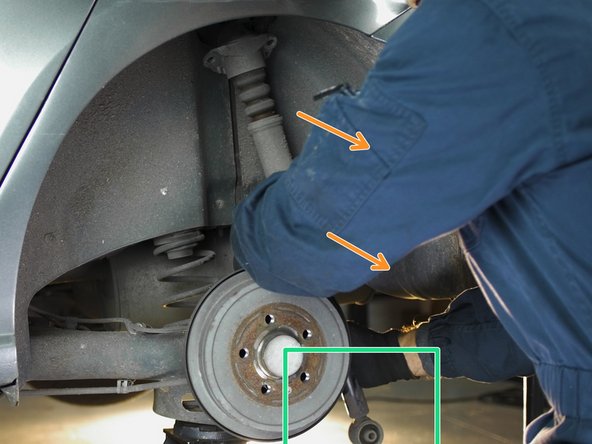 Soulever légèrement l'amortisseur pour le libérer de son emplacement du bas