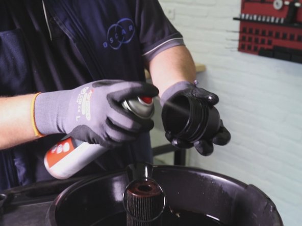 Nettoyer la cloche de du filtre à huile