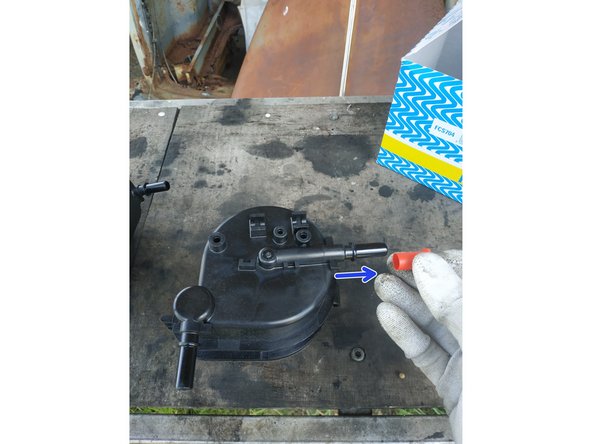 retirer les bouchons sur le nouveau filtre