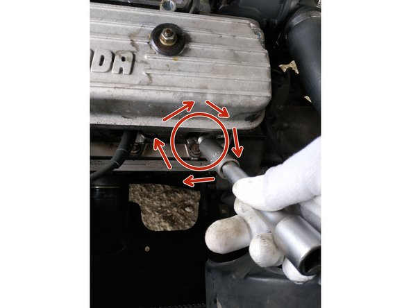 présenter la bougie neuve et serrer à la main en utilisant la rallonge et douille de 16mm uniquement