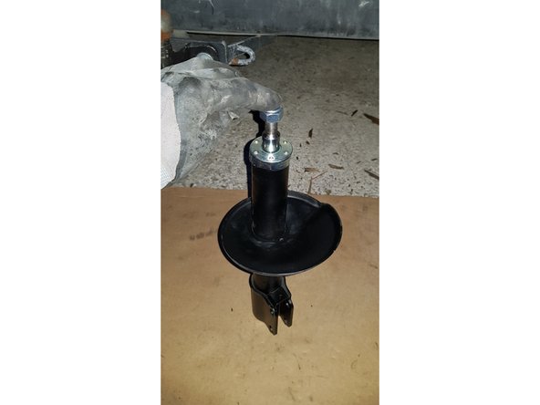 Remontez et descendez la tige de l'amortisseur plusieurs fois pour le purger.