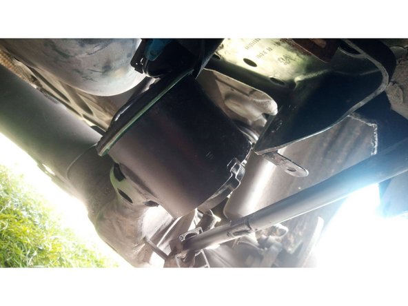 Une fois en place, nous pouvons vérifier que le repère du silent bloc est parfaitement aligné avec l'encoche sur le support.