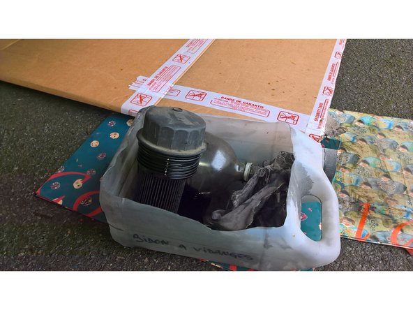 Sortir le filtre à huile de son logement