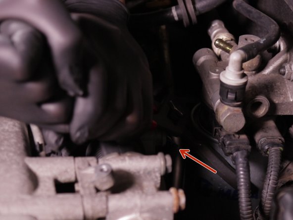 A l'aide d'une clé à filtre, dévisser le filtre à carburant