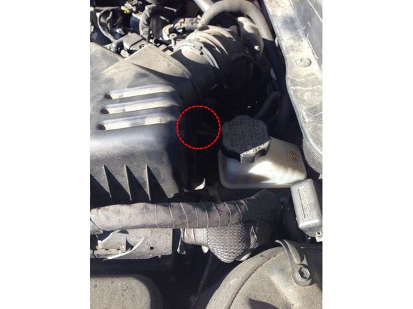 Rappel : Vous avez 4 clips à remettre, 2 sur la partie avant, 1 sur la partie gauche et 1 sur le derrière côté droit de la boîte à air.