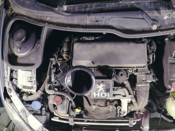 Retirer le bouchon d'huile moteur et poser un entonnoir