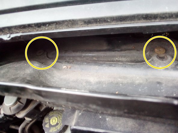 Lors du remontage du carenage, veillez à l'emboiter dans les supports plastique puis le refixer avec les vis.