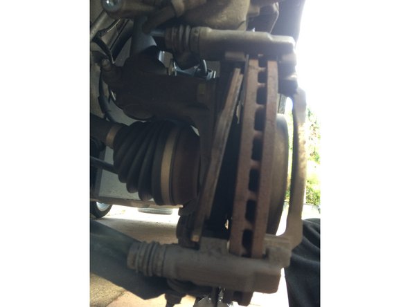 Retirer les plaquettes de chaque coté en tirant dessus.