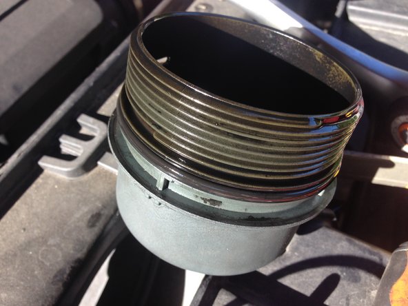 Huiler les joints avec de l'huile neuve (l'huile moteur que vous allez mettre) avec son doigt ou un pinceau