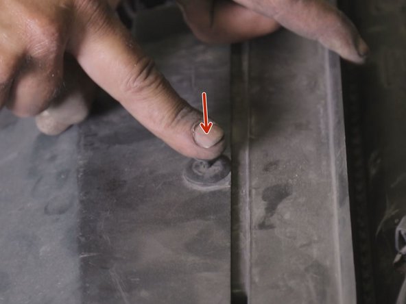 Replacer toutes la attaches sur le dessus du pare choc