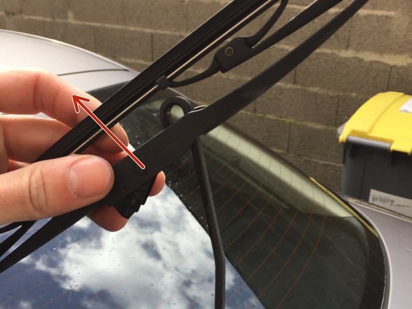 Une fois le balais assez descendu, dégagez celui ci en le faisant pivoter (photo 3)