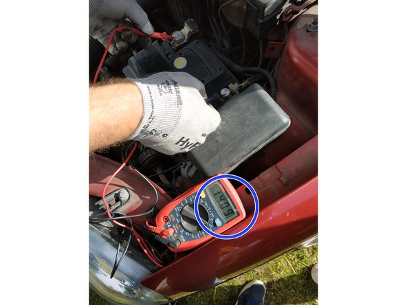 démarrer la voiture et vérifier à l'aide d'un multimètre le bon fonctionnement de l'alternateur