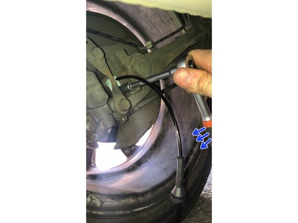 Serrer la vis de 10 mm