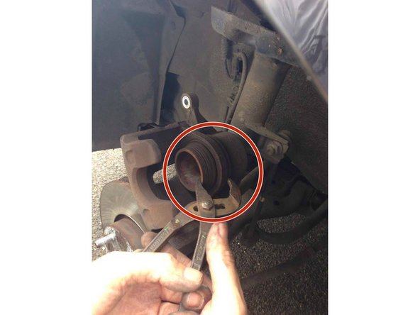 Pour pouvoir remettre l'étier vous devrez repoussé le piston au maximum, pour cela utilisez une pince multiprise puis appuyez très fortement dessus jusqu'à ce qu'il soit entrer totalement.