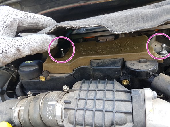 Clipser le cache moteur sur les 2 rotules