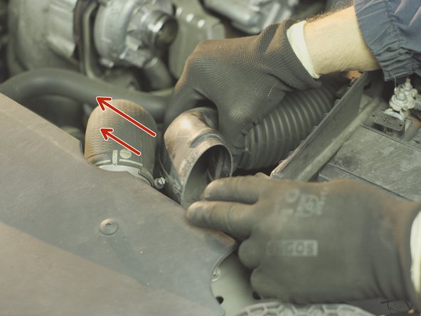 Tirer la durite d'air pour la dégager de son emplacement.