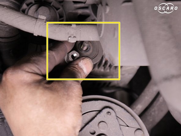 A l'aide de la clé de 13 dévisser l'ecrou du galet enrouleur et retirer le