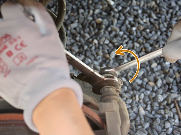 
Hold the lock nut in place with the 15mm open-end wrench and tighten the screw with the 13mm open-end wrench. Do the same with the second screw.
