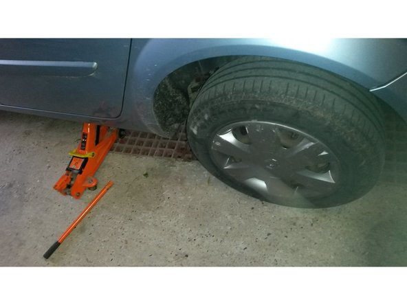 Reposer le coté droit du véhicule.