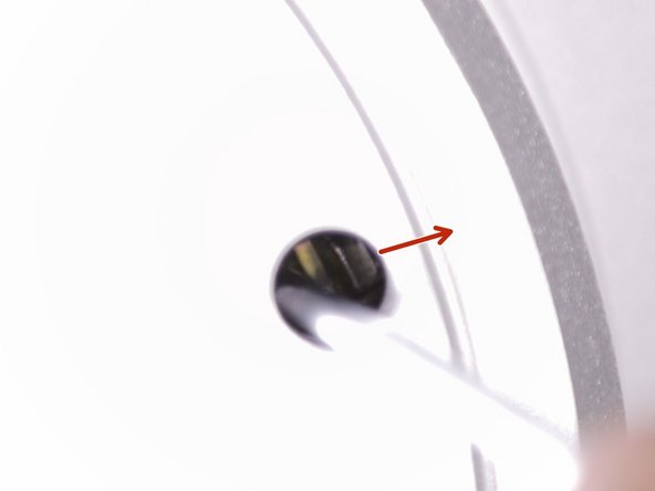 Régler les mâchoires en faisant tourné le boulon avec un tournevis plat à travers un le trou prévu pour