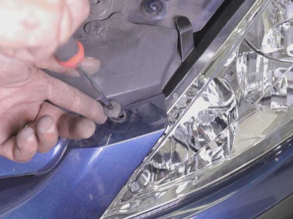 Revisser les deux vis Torx sur le dessus du pare choc