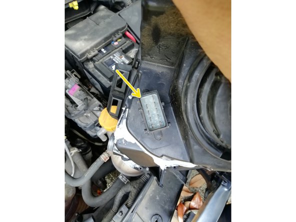 
Engage the connections opposite each other, and push the red clip to assemble the 2 parts
