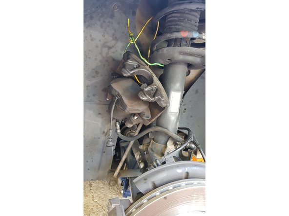 Suspendez l'étrier au ressort avec du câble.