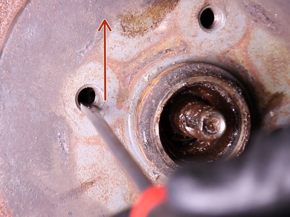 Avec un tournevis plat, remontez le levier jusqu'en haut afin de réduire l'écartement des mâchoires de frein