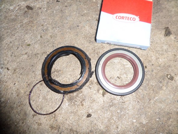 comparer les deux joints, huiler le nouveau joint spi