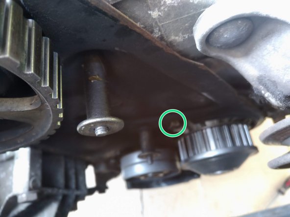 Dévisser la vis de maintien de la pompe à eau