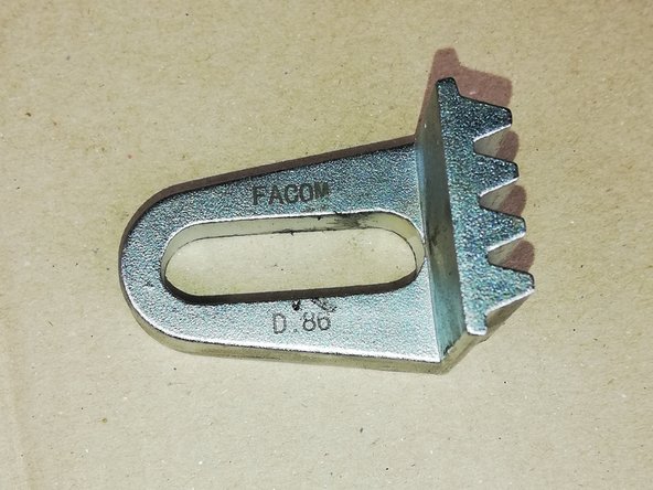 Placer le bloque volant en face du boulon supérieur (où était maintenu la durite de turbo) puis replacer le boulon d'origine et serrer le jusqu'à ce que le volant moteur soit bloqué