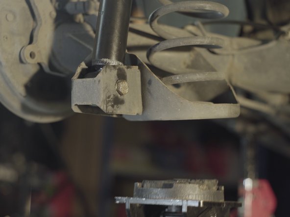 Resserrer les deux vis présentes sur le haut de l'amortisseur