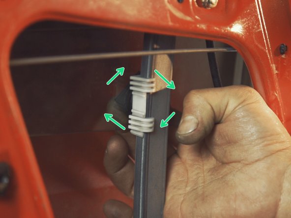 
As for removal but in the opposite direction, reassemble the support plate against the glass by making a quarter turn
