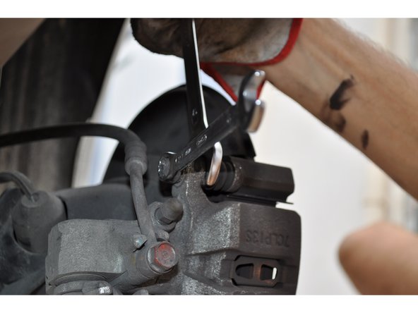 Pour déposer l'étrier de frein, dévisser les deux vis de fixation avec une clé de 12 mm et 17 mm.