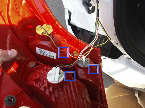 Enlever les câbles d'alimentation des encoches.