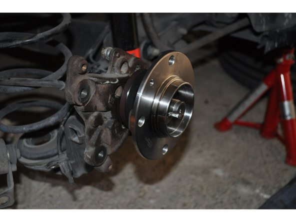 Insérer doucement le nouveau moyeu sur l'axe, jusqu'en butée.