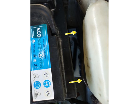 il va falloir rentrer la base de la batterie dans le rabat du bac de batterie