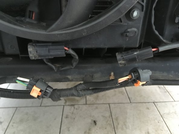 Débrancher les deux connecteurs