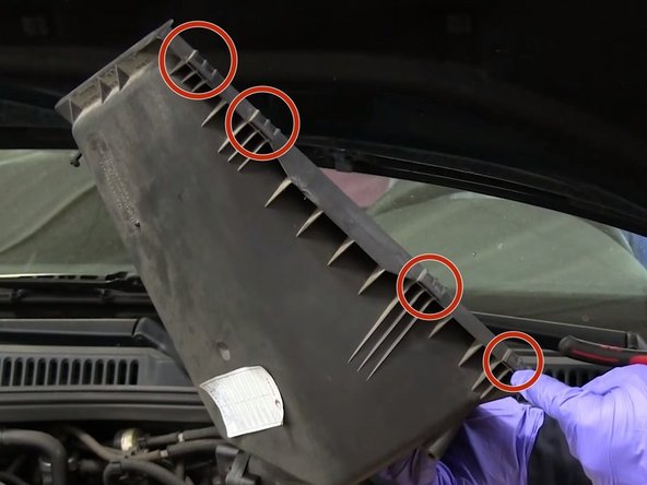 Remettre le couvercle de la boite à air (4 encoches)